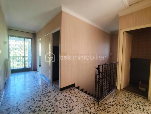 Cette jolie maison des années 70 de 167m2 se compose de 5 chambres, un salon salle à manger, une cuisine, deux salle de bain/d'eau, un garage et un jardin arboré. La maison est sans vis-à-vis grâce à de nombreux arbres et proche des commodités et écoles et offre une jolie vue sur les montagnes.