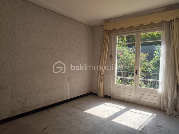 Cette jolie maison des années 70 de 167m2 se compose de 5 chambres, un salon salle à manger, une cuisine, deux salle de bain/d'eau, un garage et un jardin arboré. La maison est sans vis-à-vis grâce à de nombreux arbres et proche des commodités et écoles et offre une jolie vue sur les montagnes.