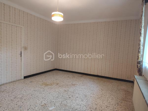 Cette jolie maison des années 70 de 167m2 se compose de 5 chambres, un salon salle à manger, une cuisine, deux salle de bain/d'eau, un garage et un jardin arboré. La maison est sans vis-à-vis grâce à de nombreux arbres et proche des commodités et écoles et offre une jolie vue sur les montagnes.
