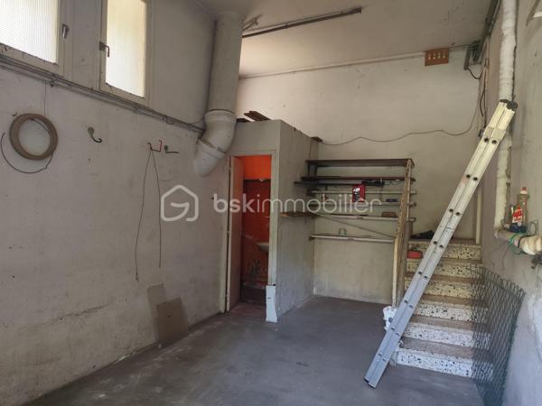 Cette jolie maison des années 70 de 167m2 se compose de 5 chambres, un salon salle à manger, une cuisine, deux salle de bain/d'eau, un garage et un jardin arboré. La maison est sans vis-à-vis grâce à de nombreux arbres et proche des commodités et écoles et offre une jolie vue sur les montagnes.