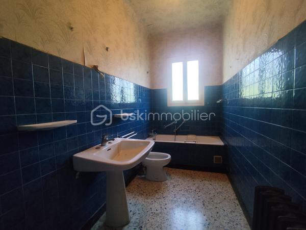 Cette jolie maison des années 70 de 167m2 se compose de 5 chambres, un salon salle à manger, une cuisine, deux salle de bain/d'eau, un garage et un jardin arboré. La maison est sans vis-à-vis grâce à de nombreux arbres et proche des commodités et écoles et offre une jolie vue sur les montagnes.