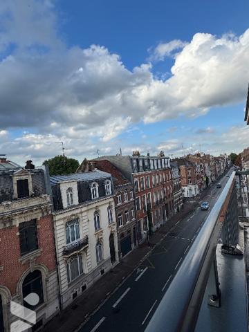 A VENDRE 
Appartement T3 lumineux avec balcon et vue sur les toits
