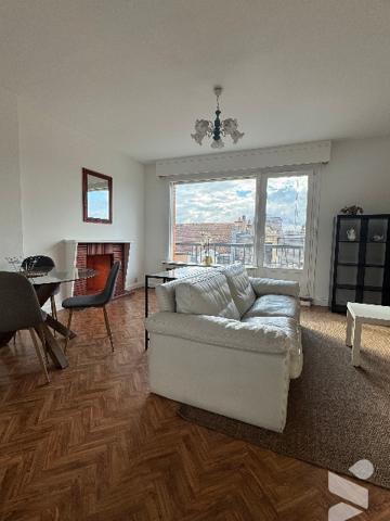 A VENDRE 
Appartement T3 lumineux avec balcon et vue sur les toits