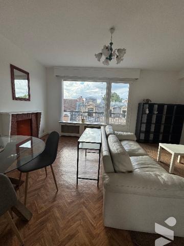 A VENDRE 
Appartement T3 lumineux avec balcon et vue sur les toits