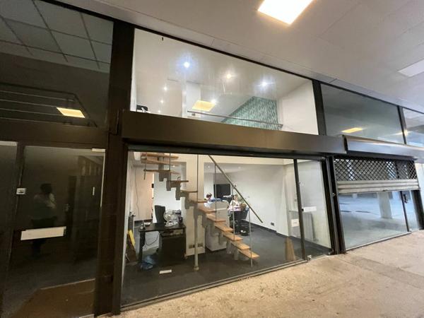 Local professionnel de 51 m² ? Bureaux avec mezzanine vitrée