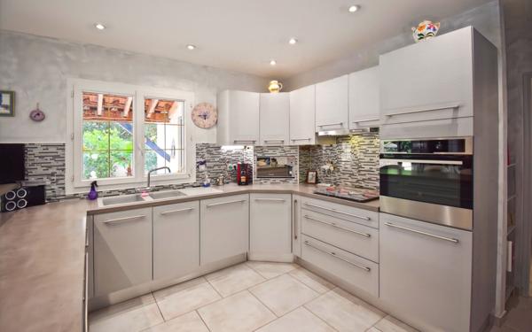 Maison à vendre    4 pièces •  Uzès