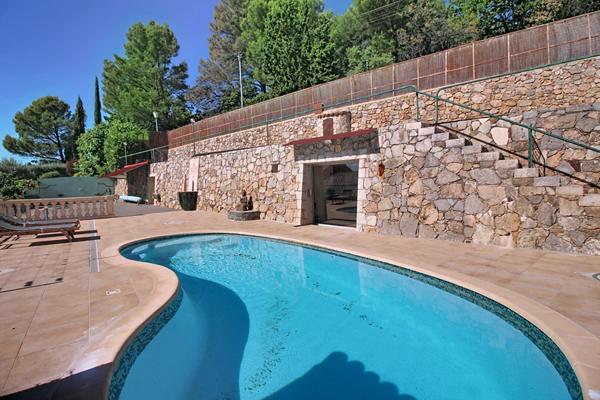 A VENDRE en EXCLUSIVITE à DRAGUIGNAN - Propriété de 185m² avec dépendances et PISCINE