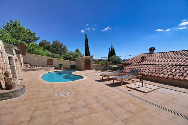 A VENDRE en EXCLUSIVITE à DRAGUIGNAN - Propriété de 185m² avec dépendances et PISCINE
