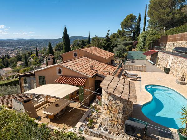 A VENDRE en EXCLUSIVITE à DRAGUIGNAN - Propriété de 185m² avec dépendances et PISCINE
