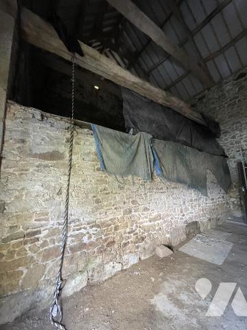 ST MARTIN L'AIGUILLON, maison à rénover avec dépendance sur 2900 m² de terrain