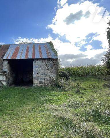 ST MARTIN L'AIGUILLON, maison à rénover avec dépendance sur 2900 m² de terrain