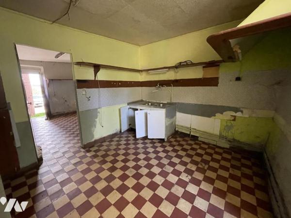 ST MARTIN L'AIGUILLON, maison à rénover avec dépendance sur 2900 m² de terrain