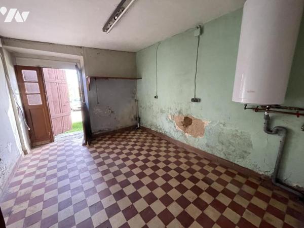 ST MARTIN L'AIGUILLON, maison à rénover avec dépendance sur 2900 m² de terrain