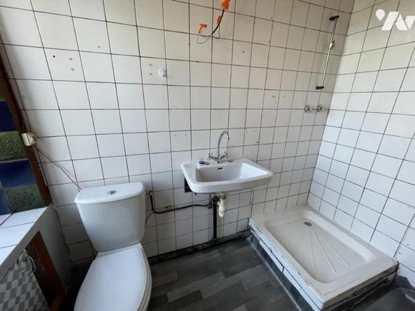 ST MARTIN L'AIGUILLON, maison à rénover avec dépendance sur 2900 m² de terrain