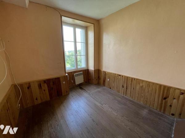 ST MARTIN L'AIGUILLON, maison à rénover avec dépendance sur 2900 m² de terrain