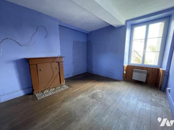 ST MARTIN L'AIGUILLON, maison à rénover avec dépendance sur 2900 m² de terrain