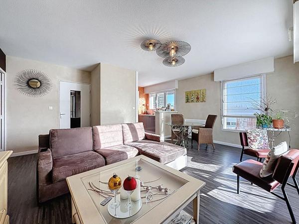 Appartement T4 de 81 m² avec 2 balcons et 2 parkings. Quartier GARE, Vannes