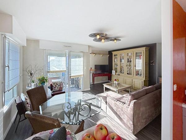 Appartement T4 de 81 m² avec 2 balcons et 2 parkings. Quartier GARE, Vannes