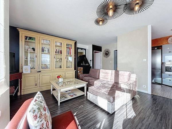 Appartement T4 de 81 m² avec 2 balcons et 2 parkings. Quartier GARE, Vannes