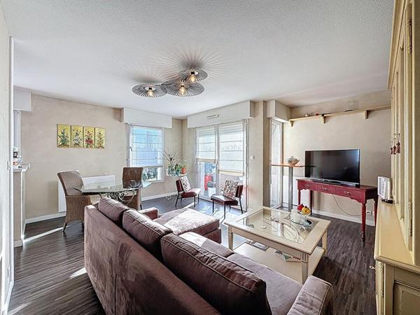 Appartement T4 de 81 m² avec 2 balcons et 2 parkings. Quartier GARE, Vannes