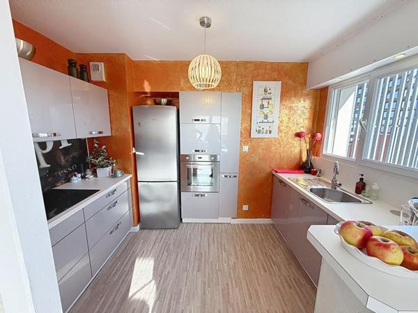 Appartement T4 de 81 m² avec 2 balcons et 2 parkings. Quartier GARE, Vannes