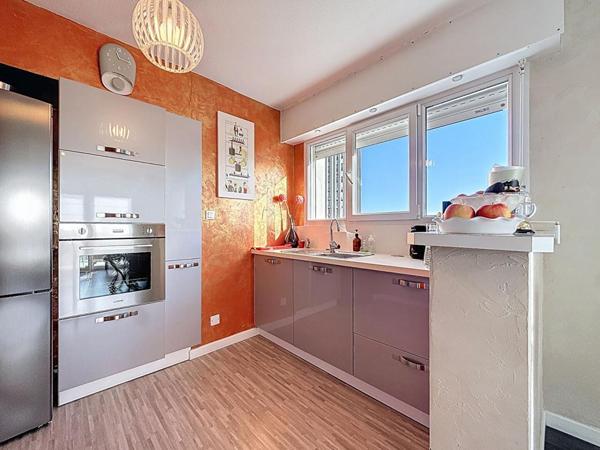 Appartement T4 de 81 m² avec 2 balcons et 2 parkings. Quartier GARE, Vannes