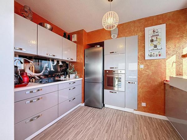 Appartement T4 de 81 m² avec 2 balcons et 2 parkings. Quartier GARE, Vannes