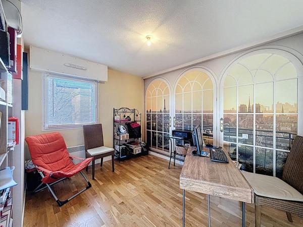 Appartement T4 de 81 m² avec 2 balcons et 2 parkings. Quartier GARE, Vannes