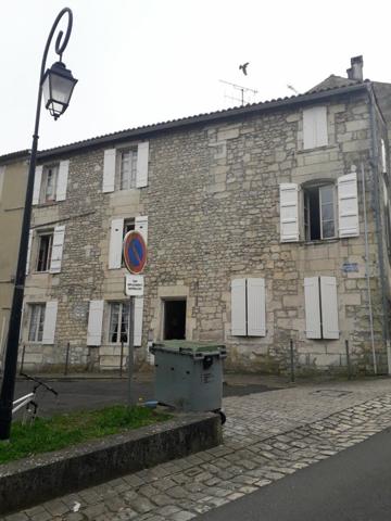 Appartement à louer    1 pièce •  Saintes