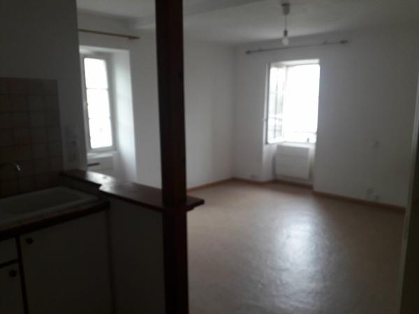 Appartement à louer    1 pièce •  Saintes