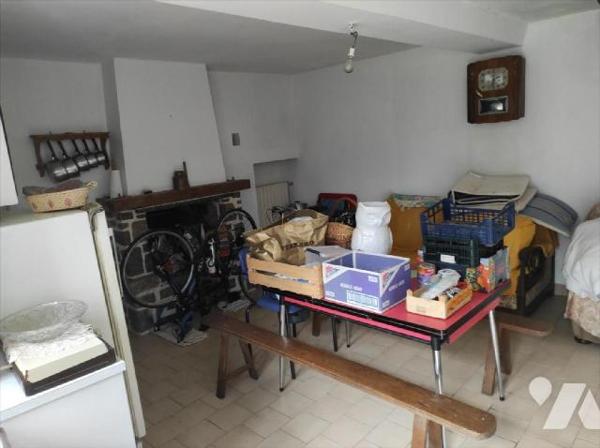 A vendre à Cigné(53), une maison en pierres comprenant une entrée, une cuisine(13.64 m²), salle...