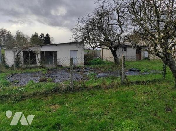 A vendre à Cigné(53), une maison en pierres comprenant une entrée, une cuisine(13.64 m²), salle...