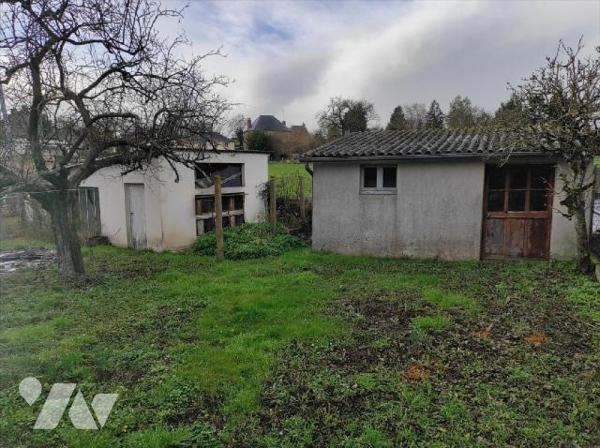 A vendre à Cigné(53), une maison en pierres comprenant une entrée, une cuisine(13.64 m²), salle...