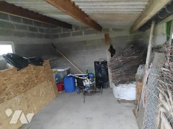 A vendre à Cigné(53), une maison en pierres comprenant une entrée, une cuisine(13.64 m²), salle...