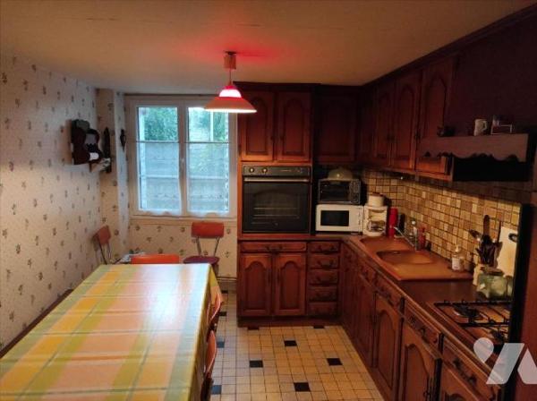 A vendre à Cigné(53), une maison en pierres comprenant une entrée, une cuisine(13.64 m²), salle...
