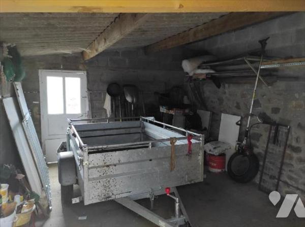 A vendre à Cigné(53), une maison en pierres comprenant une entrée, une cuisine(13.64 m²), salle...