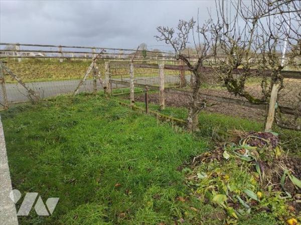 A vendre à Cigné(53), une maison en pierres comprenant une entrée, une cuisine(13.64 m²), salle...