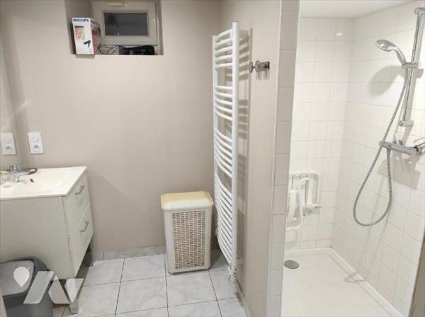 A vendre à Cigné(53), une maison en pierres comprenant une entrée, une cuisine(13.64 m²), salle...