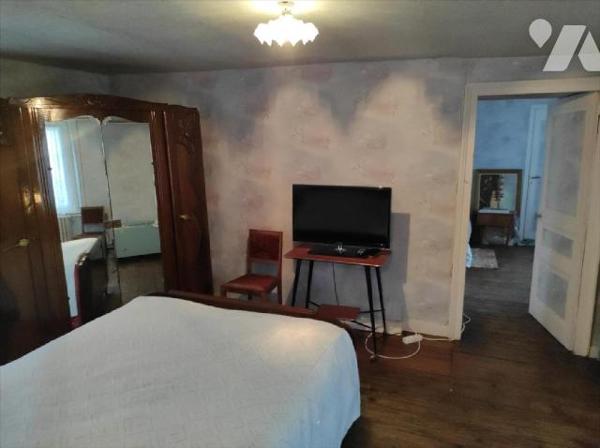 A vendre à Cigné(53), une maison en pierres comprenant une entrée, une cuisine(13.64 m²), salle...