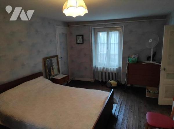 A vendre à Cigné(53), une maison en pierres comprenant une entrée, une cuisine(13.64 m²), salle...