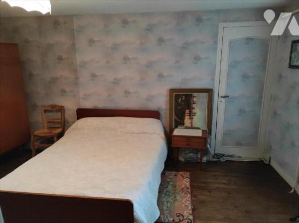 A vendre à Cigné(53), une maison en pierres comprenant une entrée, une cuisine(13.64 m²), salle...