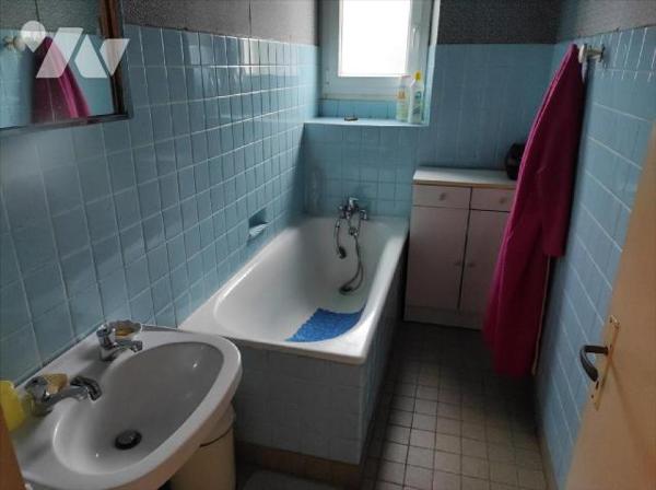 A vendre à Cigné(53), une maison en pierres comprenant une entrée, une cuisine(13.64 m²), salle...