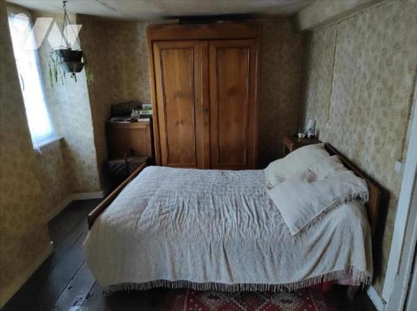 A vendre à Cigné(53), une maison en pierres comprenant une entrée, une cuisine(13.64 m²), salle...