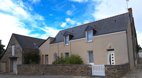 Propriété rénovée avec terrain clos et garages