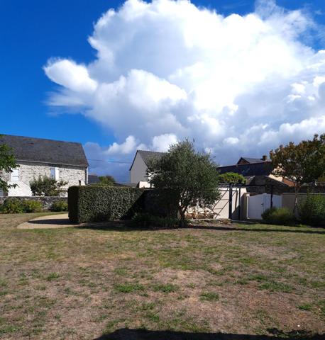 Propriété rénovée avec terrain clos et garages