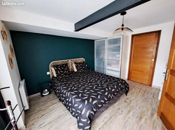 Propriété rénovée avec terrain clos et garages