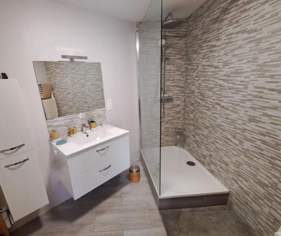 Propriété rénovée avec terrain clos et garages