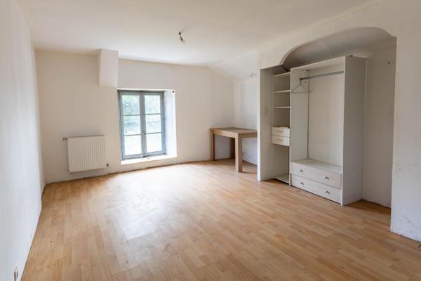 Maison ancienne avec dépendances au bord de Tardoire