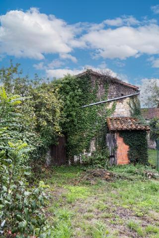 Maison ancienne avec dépendances au bord de Tardoire