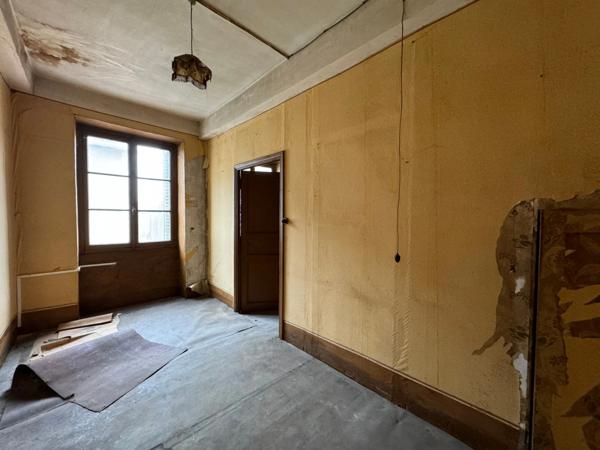 MAISON 5 PIECES - CHATEAUNEUF - 150m² - LOCAL COMMERCIAL + APPARTEMENT A RENOVER - TERRAIN 412 m²